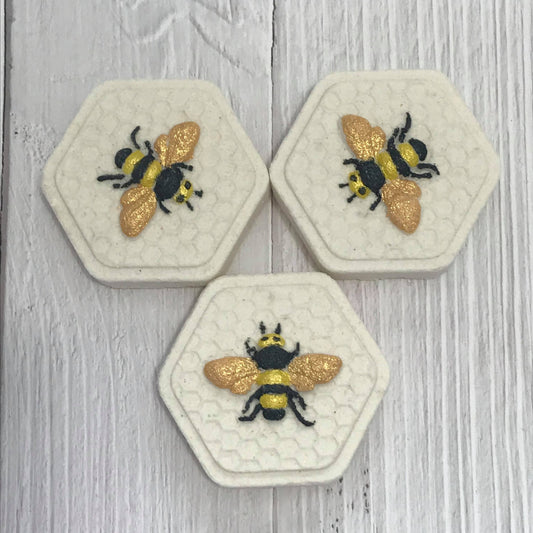 Honeycomb with Bee Bath Bomb Hand Mold